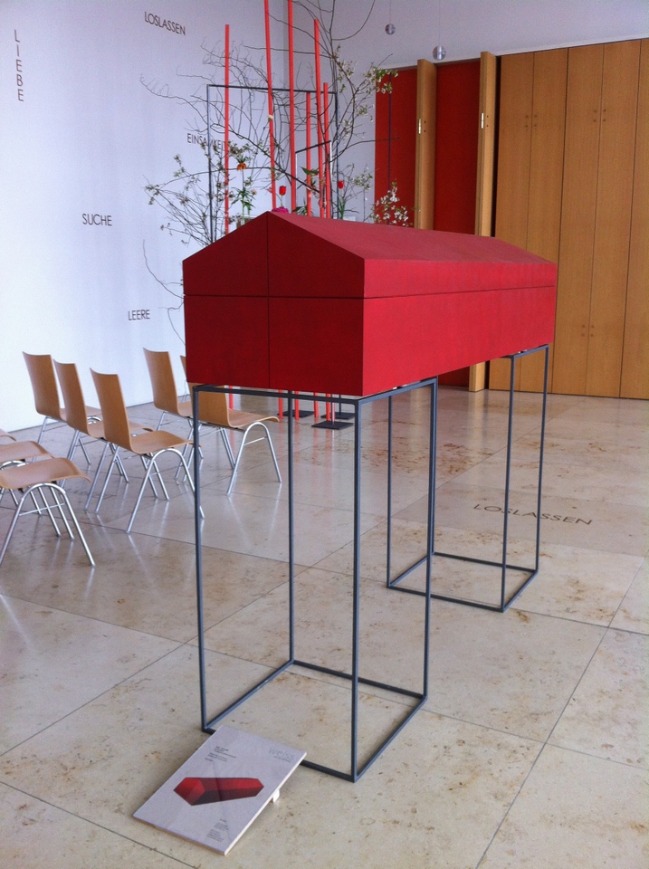 LARGE RED COFFIN: Lene Jünger, birch veneer, 195 × 58 × 47,5 cm, Photo: Eva Jünger, 2.600 €