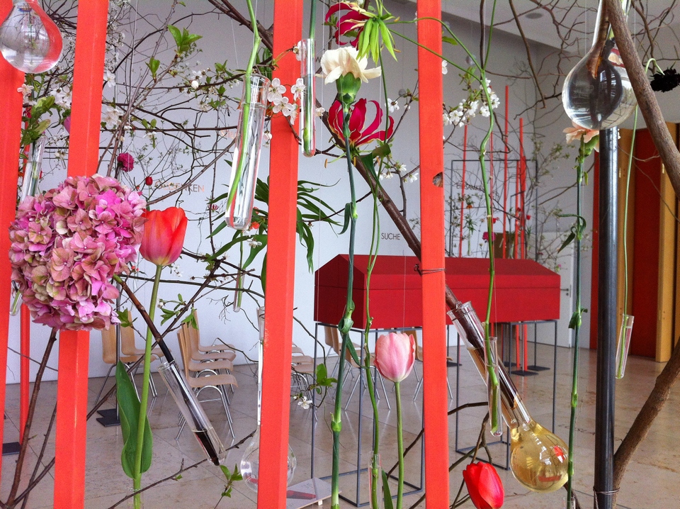 Farewell Art: Large red coffin and flower decoration from the Flower Art School Weihenstephan