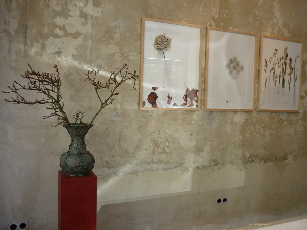 Photo of a coffin store, still-lifes on the wall by Eva Jünger, Urn vases from Kati Jünger
