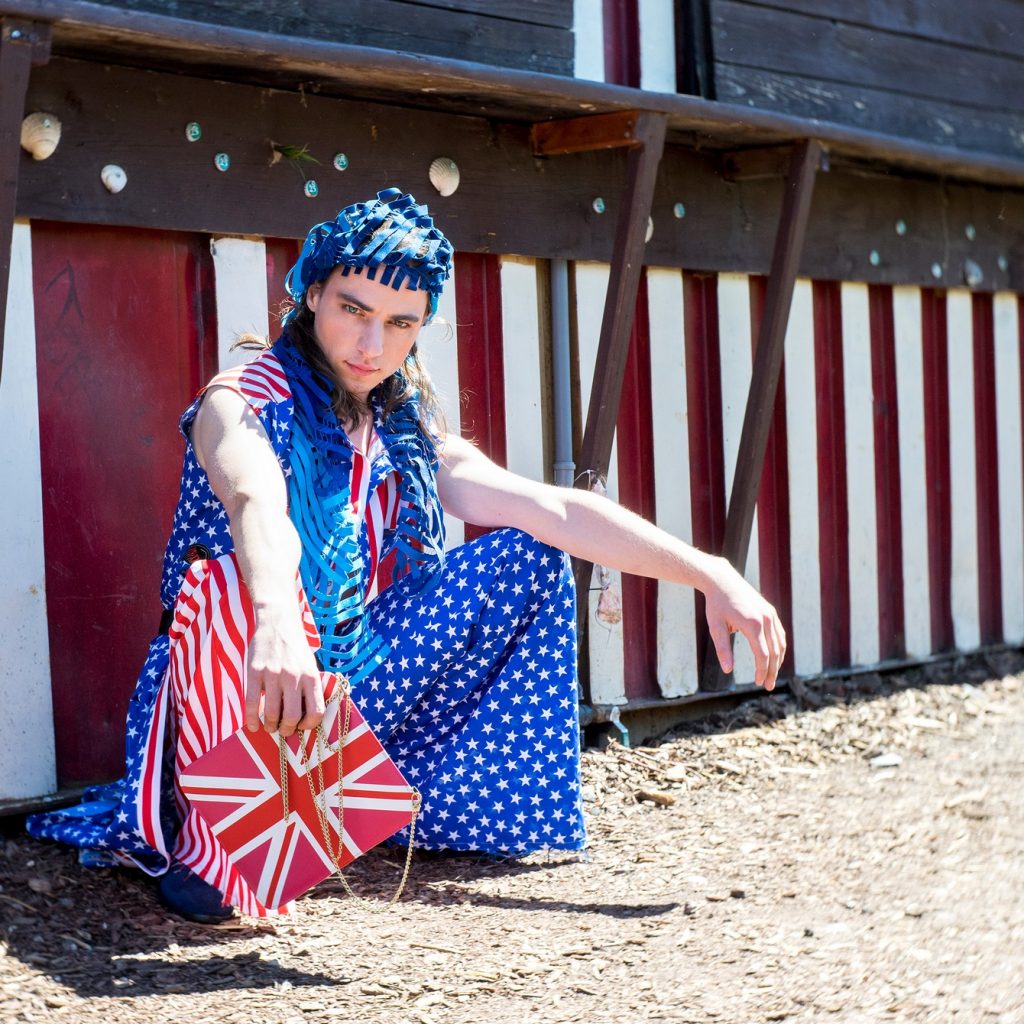 Holzmarkt 25 Antonio Castello Fotoshooting Paulina's Friends, Brexit meets Trump, Outfit inkl. Tasche von Djofra, Schal von Ulrike Isensee