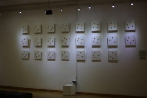 “Klänge der Geometrie”, Multimedia Installation, 23 Leinwände, Acrylfarbe, Stickerei auf Leinwand, 30x30 cm; “Preude in E-minoer” bei Frederic Chopin, 2016